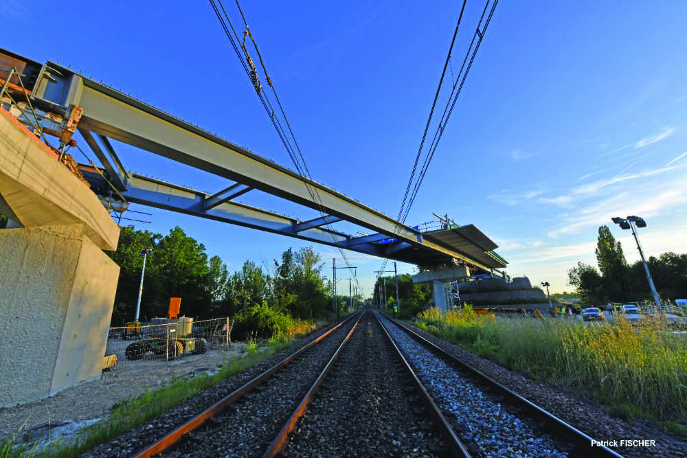 Construction d’un pont pour enjamber la voie ferrée (tronçon 1 en 2019)._jpg