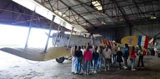 Castelsarrasin. Les écoliers à la découverte du mythique Breguet 14 Écoliers de Castelsarrasin découvrent le Breguet 14_JDJ