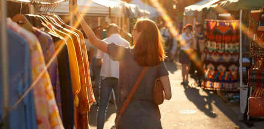 Grande braderie de rue des commerçants de Moissac_Freepik