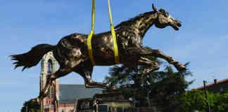 Montauban : l’œuvre monumentale « Ptolémée » installée sur le giratoire Honoré-Cave Installation statue Ptolemee à Montauban_Crédit photo Patrick Fischer