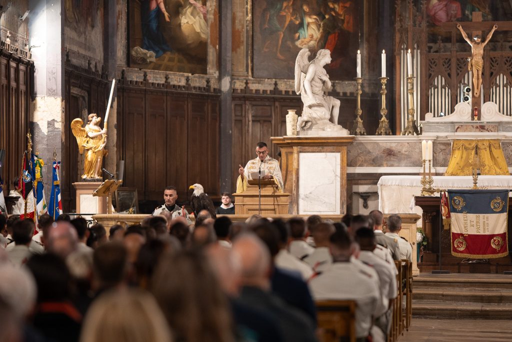 La messe traditionnelle donnée à l’Église Saint-Jacques, en présence de Malizia la mascotte du régiment_17RGP