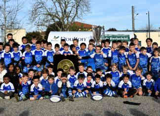 Moissac. Le bouclier de Brennus et la coupe d’Europe au stade Jo Carabignac pour le Noël de l’école de rugby Bouclier de Brennus au stade Jo Carabignac Moissac avec l'école de rugby Avenir Moissagais_Crédit photo Léa Rohr