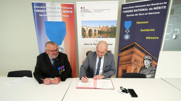 Signature de la convention par le directeur d'académie Cyril Le Normand et Erick Lebrun_JDJ