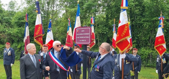 le dévoilement de la plaque jardin legion d'honneur et ordre national du merite caussade le dévoilement de la plaque jardin legion d'honneur et ordre national du merite caussade