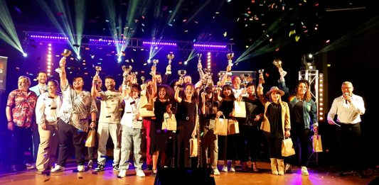 Les gagnants des Voix d or d Occitanie 2025 avec le Jury et l'animateur