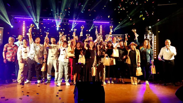 Les gagnants des Voix d or d Occitanie 2025 avec le Jury et l'animateur Les gagnants des Voix d or d Occitanie 2025 avec le Jury et l'animateur