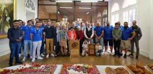 Célébration en mairie - Joueurs et élus avec les trophées de l'Avenir Moissagais. JDJ