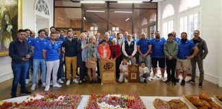 Double sacre et honneurs municipaux pour l’Avenir Moissagais Célébration en mairie - Joueurs et élus avec les trophées de l'Avenir Moissagais. JDJ