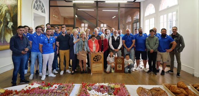 Réception officielle en mairie - Avenir Moissagais Célébration en mairie - Joueurs et élus avec les trophées de l'Avenir Moissagais. JDJ
