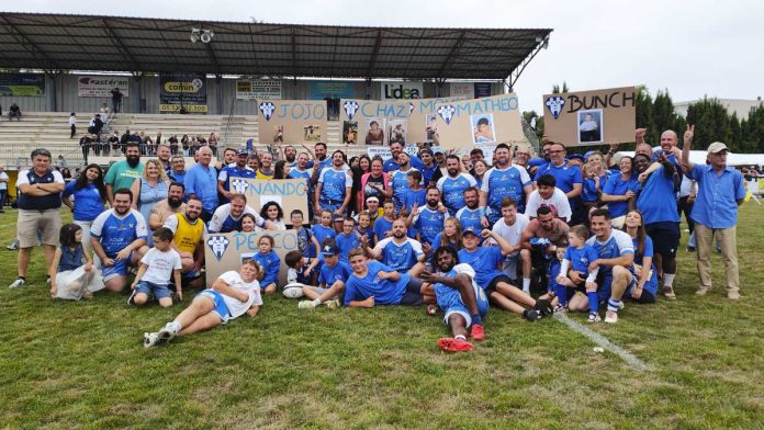 moissac-supporters-quart-finale-rugby-2025_JDJ Les joueurs de l’Avenir Moissagais posent avec leurs supporters après leur victoire contre Mimizan en 8e de finale du championnat de France 2025. JDJ