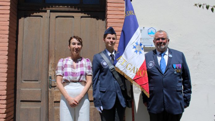 La jeune porte-drapeau Abigail Douillard entourée de Madame Aline Simon et Erick Lebrun_Crédit photos ERL Portrait de la jeune porte-drapeau Abigail Douillard lors de son séjour à Paris – juillet 2025