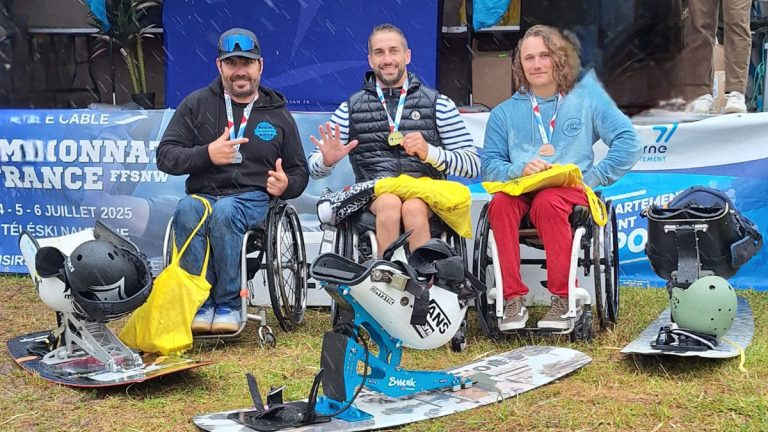 Émilien Chedeville sur le podium des championnats de France de para-wakeboard 2025, médaillé de bronze à Jablines aux côtés des vainqueurs.