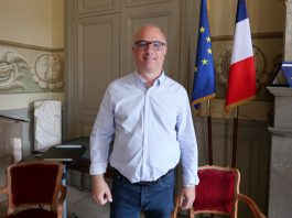 Castelsarrasin. Jean-Philippe Besiers réélu de justesse, seulement 78 voix d’écart face au RN Jean-Philippe Bésiers dans la salle du conseil municipal de Castelsarrasin_JDJ