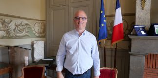 Jean-Philippe Bésiers : un mandat comme « un trait d’union » Jean-Philippe Bésiers dans la salle du conseil municipal de Castelsarrasin_JDJ