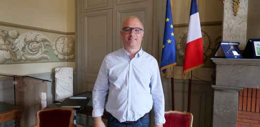Jean-Philippe Bésiers dans la salle du conseil municipal de Castelsarrasin_JDJ
