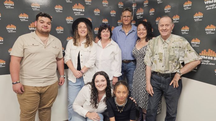 Les lauréats des Voix d’Or de l’Occitanie 2025 réunis à VFM Radio-Crédit photos Osons chanter