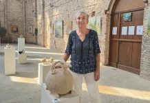 Moissac. Entre couleurs et matière à la chapelle du Séminaire La céramiste Orlane Zavaroni posant dans la chapelle du Séminaire à Moissac, à côté d’une sculpture stylisée de bélier en grès chamotté.