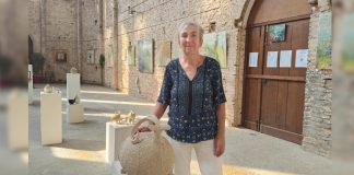 Moissac. Entre couleurs et matière à la chapelle du Séminaire La céramiste Orlane Zavaroni posant dans la chapelle du Séminaire à Moissac, à côté d’une sculpture stylisée de bélier en grès chamotté.