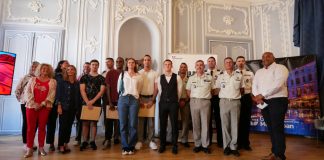 Montauban – Six jeunes s’engagent, le lien armée-nation se renforce Jeunes engagés de Montauban avec autorités civiles et militaires lors de la signature de leur contrat dans l’armée de Terre