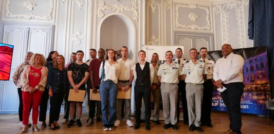 Jeunes engagés de Montauban avec autorités civiles et militaires lors de la signature de leur contrat dans l’armée de Terre