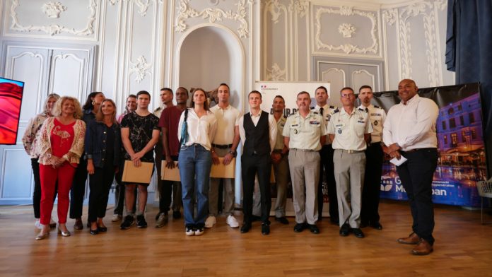 Jeunes engagés de Montauban avec autorités civiles et militaires lors de la signature de leur contrat dans l’armée de Terre