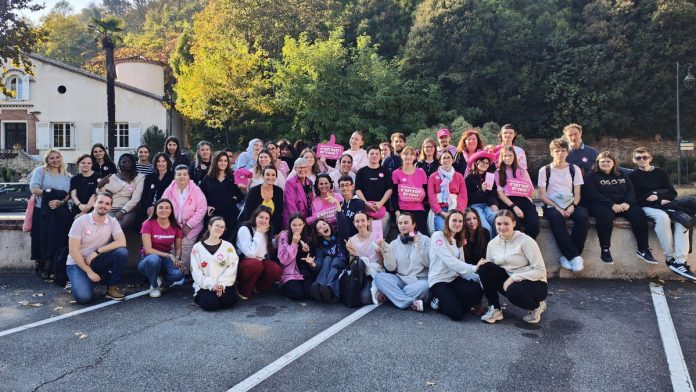 Photo de groupe Octobre Rose à Moissac avec lycéens, professeurs et Artémis 82 Participants, enseignants et membres d’Artémis 82 réunis à Moissac pour la course solidaire Octobre Rose