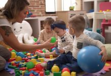 Montauban. Un forum des métiers de la petite enfance Forum métiers petite enfance Montauban-Credit photo Krakenimages Freepik