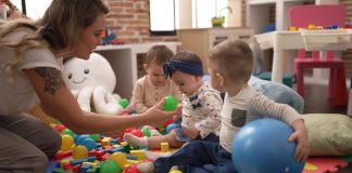 Montauban. Un forum des métiers de la petite enfance Forum métiers petite enfance Montauban-Credit photo Krakenimages Freepik
