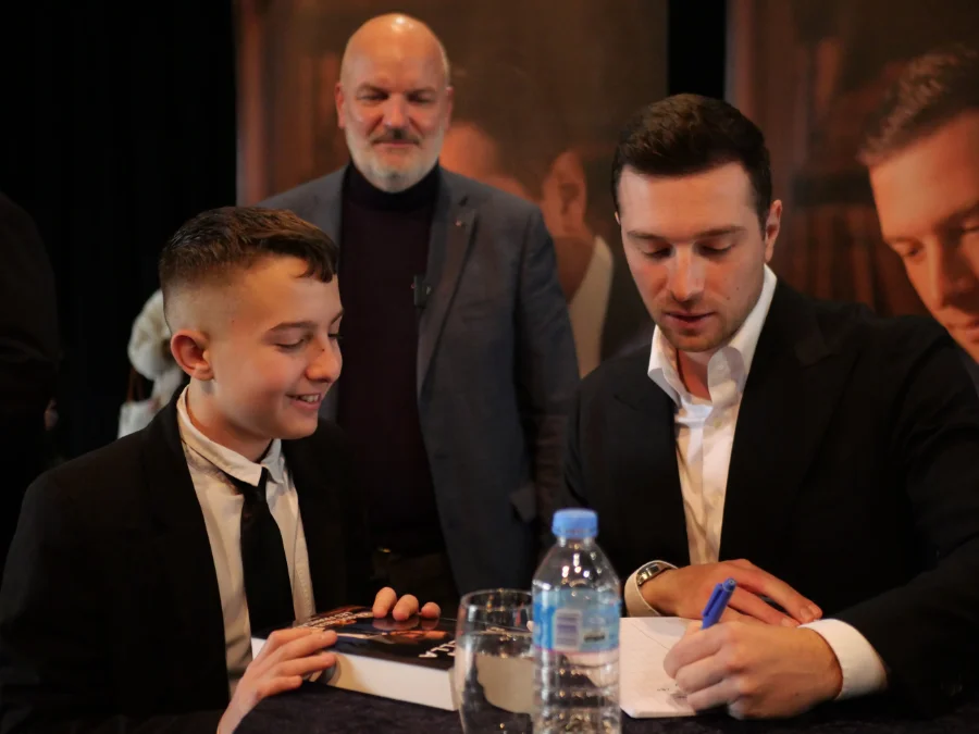 Moissac. Plus d’un millier de personnes à la séance de dédicaces de Jordan Bardella 8 P1172709