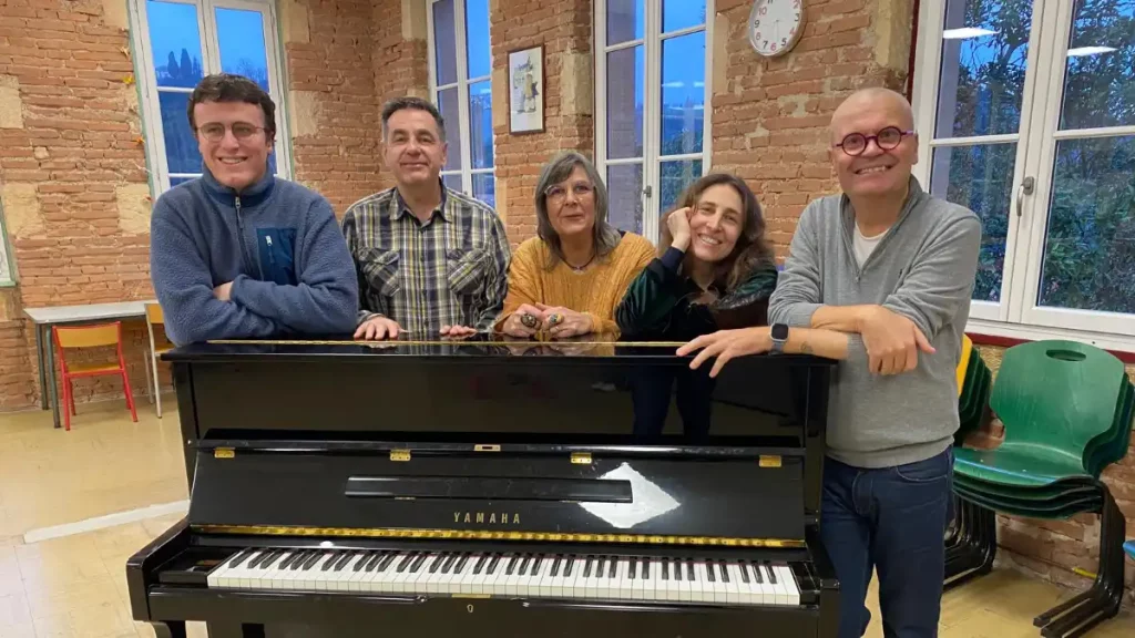 Le nouveau directeur Jerôme Villette et une partie de l'équipe pédagogique de l’école de musique de Moissac au centre culturel.