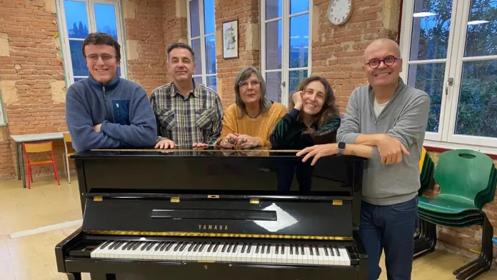 Le nouveau directeur Jerôme Villette et une partie de l'équipe pédagogique de l’école de musique de Moissac au centre culturel.