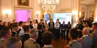 Le préfet de Tarn-et-Garonne Vincent Roberti lors de la cérémonie des vœux aux forces de sécurité intérieure, entouré de policiers, gendarmes, pompiers et militaires.