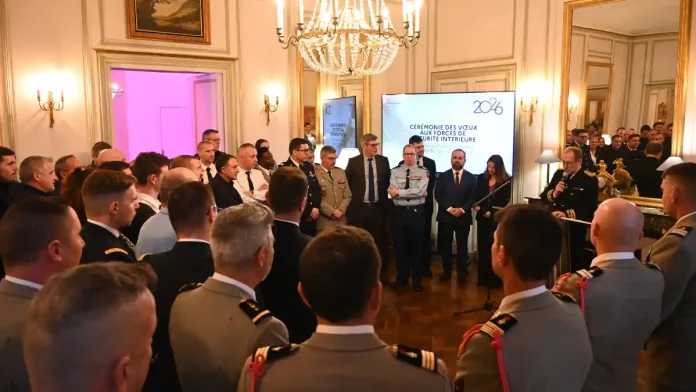 voeux-forces-securite-prefet-roberti-tarn-et-garonne-2026 Le préfet de Tarn-et-Garonne Vincent Roberti lors de la cérémonie des vœux aux forces de sécurité intérieure, entouré de policiers, gendarmes, pompiers et militaires.