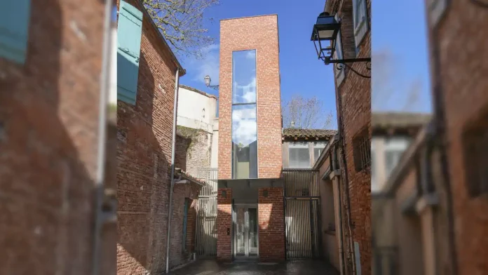 Ascenseur urbain de Moissac reliant le parking de l’Office de tourisme à la place Durand-de-Bredon