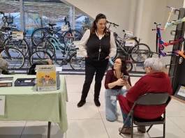 À Castelsarrasin et Moissac, un nouveau service pour aider les seniors à bien vieillir chez eux Magali Allamargot et Laura Chesnet du CRT Ouest 82 lors d’un stand de prévention au Leclerc de Castelsarrasin