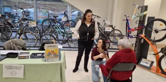 À Castelsarrasin et Moissac, un nouveau service pour aider les seniors à bien vieillir chez eux Magali Allamargot et Laura Chesnet du CRT Ouest 82 lors d’un stand de prévention au Leclerc de Castelsarrasin