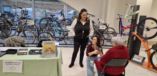 À Castelsarrasin et Moissac, un nouveau service pour aider les seniors à bien vieillir chez eux Magali Allamargot et Laura Chesnet du CRT Ouest 82 lors d’un stand de prévention au Leclerc de Castelsarrasin