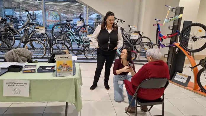 Stand de prévention du CRT Ouest 82 au Leclerc de Castelsarrasin Magali Allamargot et Laura Chesnet du CRT Ouest 82 lors d’un stand de prévention au Leclerc de Castelsarrasin
