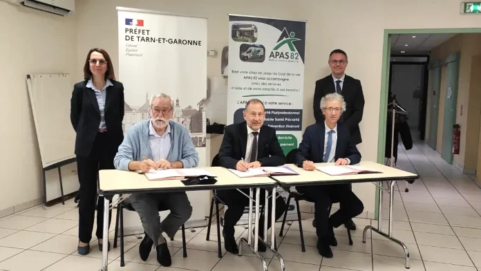 Signature de la convention lançant le Médicobus à Castelsarrasin Signature officielle de la convention du Médicobus avec le préfet et les partenaires de santé à Castelsarrasin