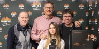 Sylvain Reverte dévoile son nouvel album « Des pommes et des étoiles » Sylvain Reverte avec l’équipe de la radio VFM présentant son album Des pommes et des étoiles