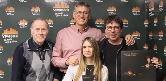 Sylvain Reverte avec l’équipe de la radio VFM présentant son album Des pommes et des étoiles