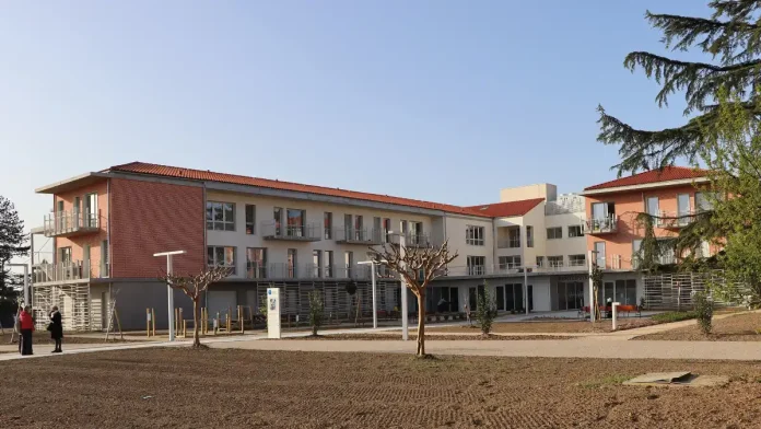 Entrée de l’EHPAD de la Mouline à Castelsarrasin où se déroule une journée découverte ouverte au public le 2 avril 2026