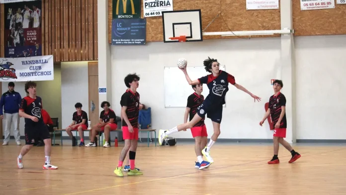 joueurs de handball de Montech en match contre Condom lors d’une victoire 30 à 22