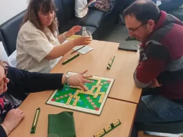 Castelferrus. Autour du jeu, Tartem’Pion fait se rencontrer les générations participants jouant à des jeux de société à Ô Local de l’Horloge à Castelferrus lors d’un après-midi organisé par Tartem’Pion