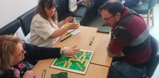 Castelferrus. Autour du jeu, Tartem’Pion fait se rencontrer les générations participants jouant à des jeux de société à Ô Local de l’Horloge à Castelferrus lors d’un après-midi organisé par Tartem’Pion