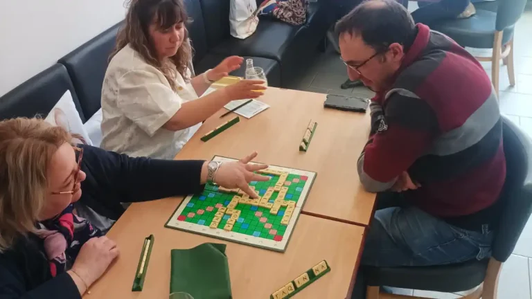 participants jouant à des jeux de société à Ô Local de l’Horloge à Castelferrus lors d’un après-midi organisé par Tartem’Pion