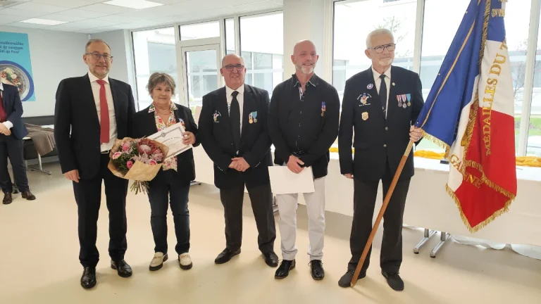 Remise de la médaille d’honneur du travail à deux professionnels du restaurant interadministratif Forestié à Montauban