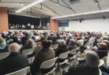 Municipales à Moissac : devant près de 300 personnes, Romain Lopez présente son bilan et sa liste Romain Lopez présentant sa liste lors d’une réunion publique à la salle Confluences de Moissac avant les élections municipales