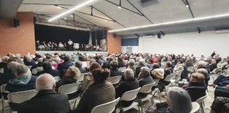 Municipales à Moissac : devant près de 300 personnes, Romain Lopez présente son bilan et sa liste Romain Lopez présentant sa liste lors d’une réunion publique à la salle Confluences de Moissac avant les élections municipales