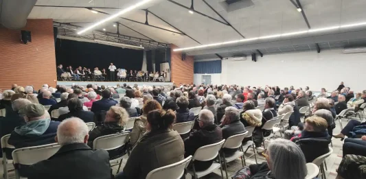 Municipales à Moissac : devant près de 300 personnes, Romain Lopez présente son bilan et sa liste Romain Lopez présentant sa liste lors d’une réunion publique à la salle Confluences de Moissac avant les élections municipales